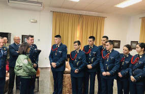 ep la ministra de defensa margarita robles con alumnos de la aga