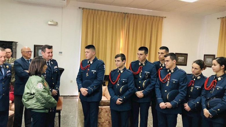 La ministra de Defensa, Margarita Robles, con alumnos de la AGA | EUROPA PRESS - Archivo ep la ministra de defensa margarita robles con alumnos de la aga