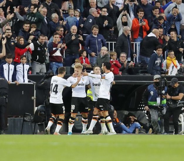 ep los jugadores del valencia celebran el gol de daniel wass ante el granada