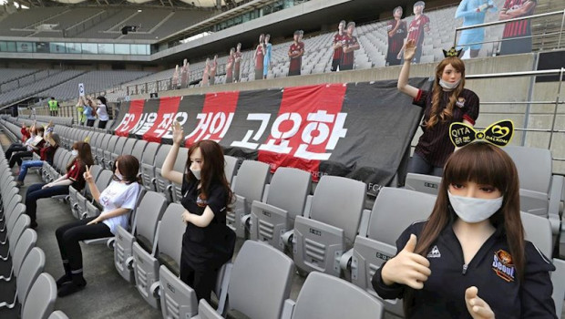 ep munecas sexuales usadas como publico por el fc seoul