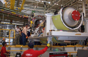 ep operarios de ltk dentro de la fabrica con un motor del a400m