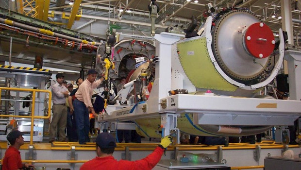 ep operarios de ltk dentro de la fabrica con un motor del a400m