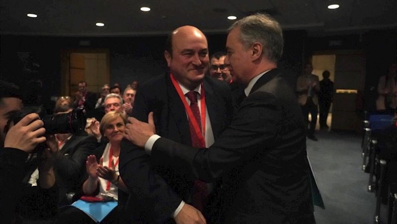 El lehendakari del Gobierno Vasco, Iñigo Urkullu (d), junto al presidente del PNV, Andoni Ortuzar (i), durante la presentación de las listas de los candidatos del EAJ-PNV a las elecciones vascas del próximo 5 de abril, en Bilbao/País Vasco (España) a 24 d | H.Bilbao - Europa Press ep pais vasco espana a 24 d