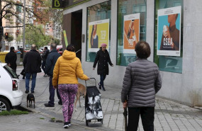 ep personas en fila guardan su turno para entrar en una oficina de bankia en madrid espana a 1 de