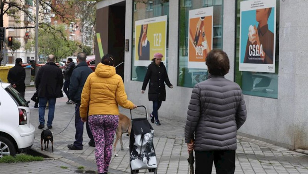 ep personas en fila guardan su turno para entrar en una oficina de bankia en madrid espana a 1 de