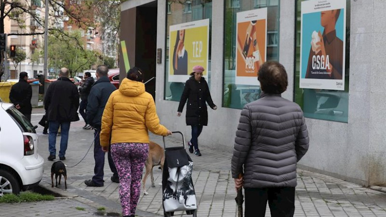 Personas en fila guardan su turno para entrar en una oficina de Bankia. En Madrid (España), a 1 de abril de 2020. | Marta Fernández Jara - Europa Press ep personas en fila guardan su turno para entrar en una oficina de bankia en madrid espana a 1 de