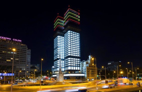 ep torres colon iluminadas con los colores de la bandera de espana