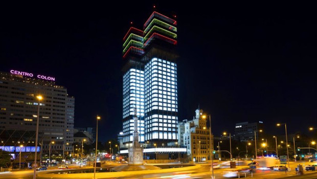 ep torres colon iluminadas con los colores de la bandera de espana