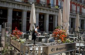 ep un empleado de un bar en la plaza mayor de madrid comienza a recoger la terraza un dia antes de