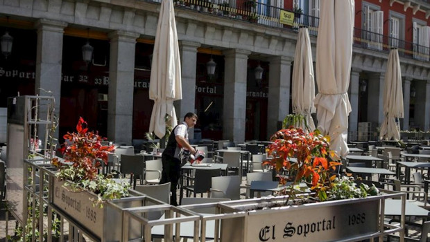 ep un empleado de un bar en la plaza mayor de madrid comienza a recoger la terraza un dia antes de