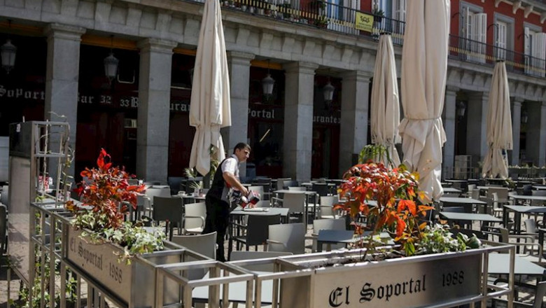 Un empleado de un bar en la Plaza Mayor de Madrid comienza a recoger la terraza un día antes de que se cierre toda la hostelería para frenar contagios por coronavirus, en Madrid (España) a 13 de marzo de 2020. | Ricardo Rubio - Europa Press ep un empleado de un bar en la plaza mayor de madrid comienza a recoger la terraza un dia antes de