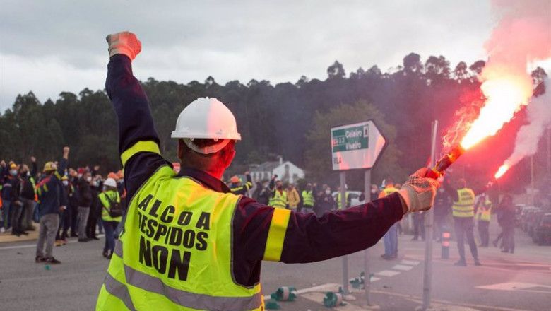 ep un trabajador sostiene una bengala durante una nueva manifestacion convocada por el comite de ep un trabajador sostiene una bengala durante una nueva manifestacion convocada por el comite de