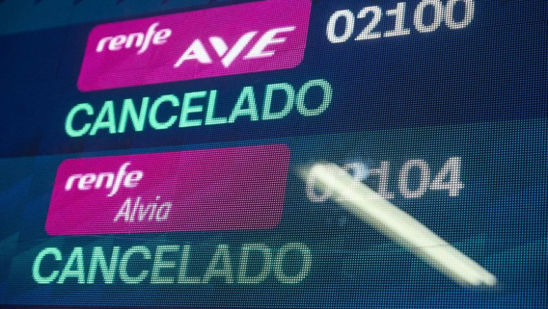 ep una pantalla informativa muestra dos trenes cancelados