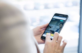 ep una persona maneja en su movil la aplicacion de popcoin el roboadvisor de bankinter