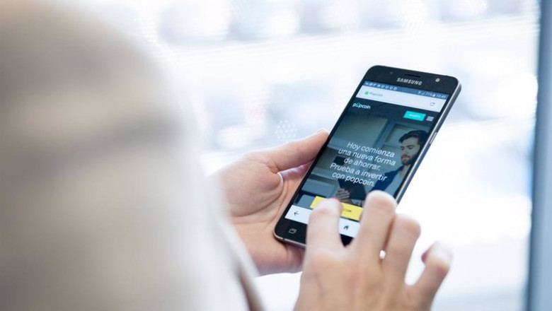 Una persona maneja en su móvil la aplicación de Popcoin, el roboadvisor de Bankinter | BANKINTER - Archivo ep una persona maneja en su movil la aplicacion de popcoin el roboadvisor de bankinter