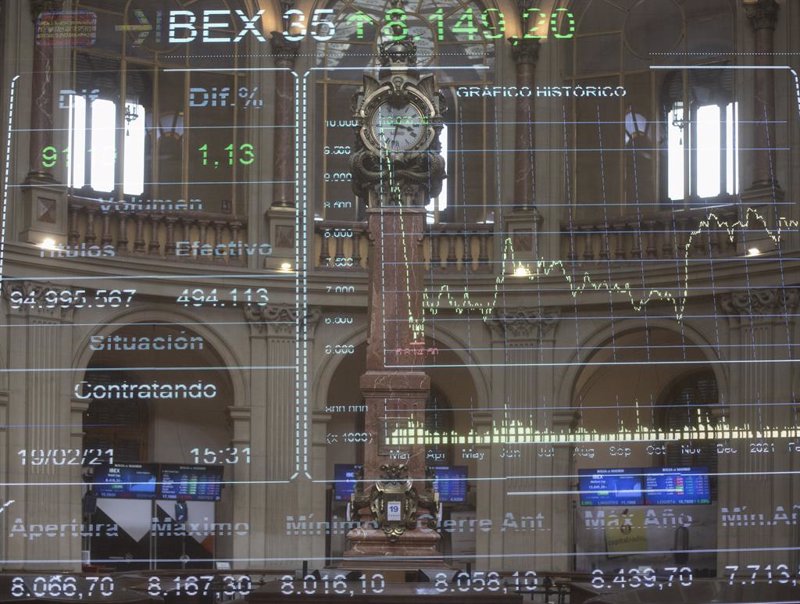 El Ibex conquista los 8.700 y marca máximos anuales impulsado por Santander y BBVA