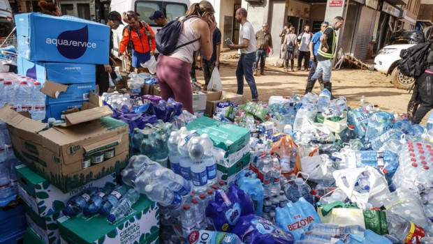 ep varias personas organizan los donativos que varias personas han hecho para los afectados por la