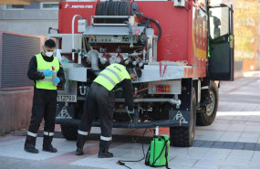 ep varios militares de la ume preparan el material desinfectante necesario antes de entrar en la