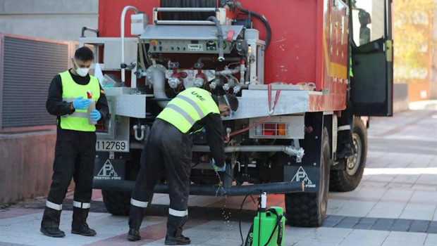 ep varios militares de la ume preparan el material desinfectante necesario antes de entrar en la