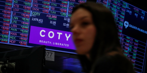 un ecran affichant le logo et les informations de negociation de coty a la bourse de new york 20230926103904 