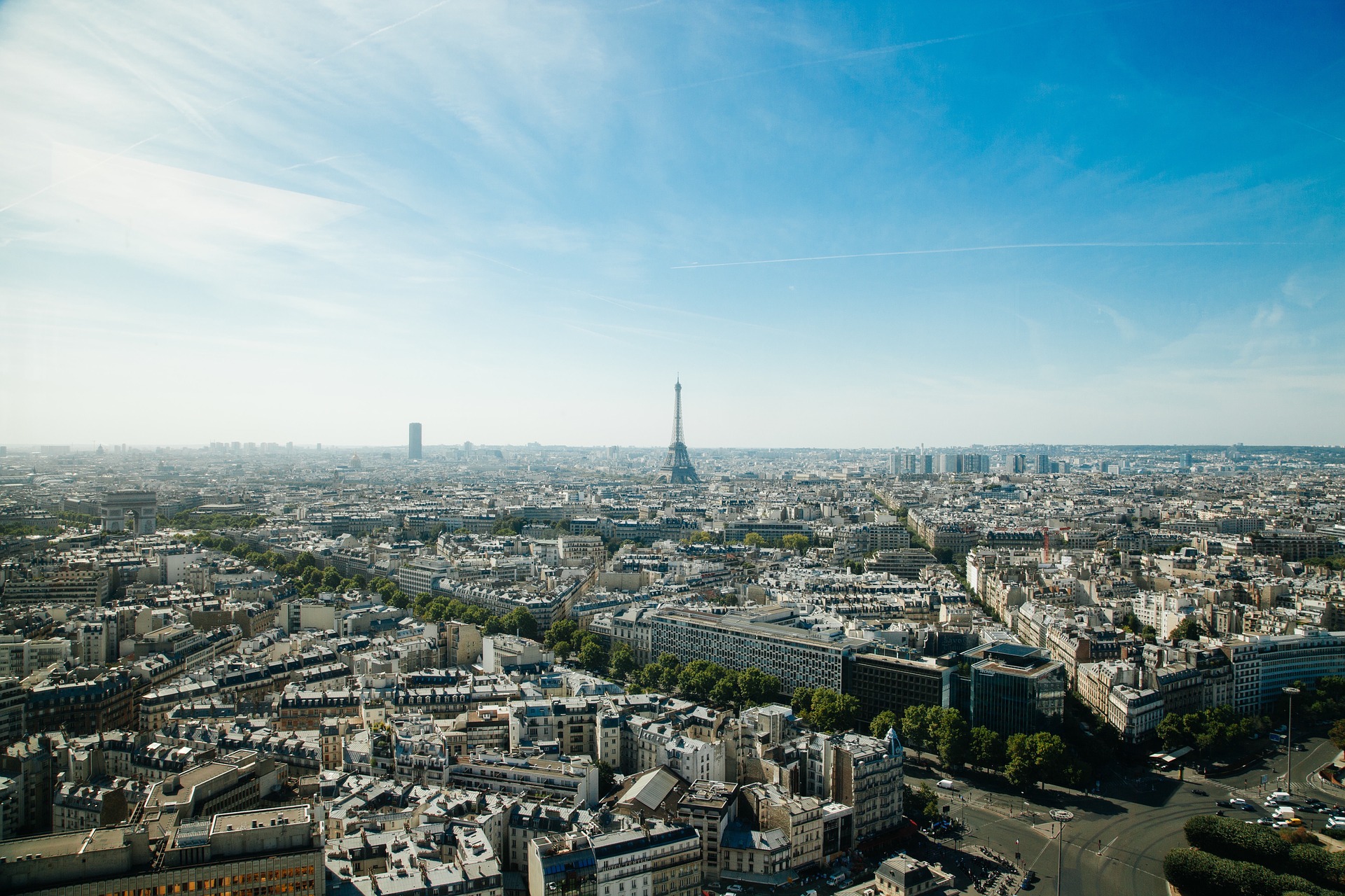 vue-panoramique-de-paris-avec-la-tour-eiffel-et-la-tour-montparnasse-en-arriere-plan-immobilier-immobilier-anciens-appartement-location