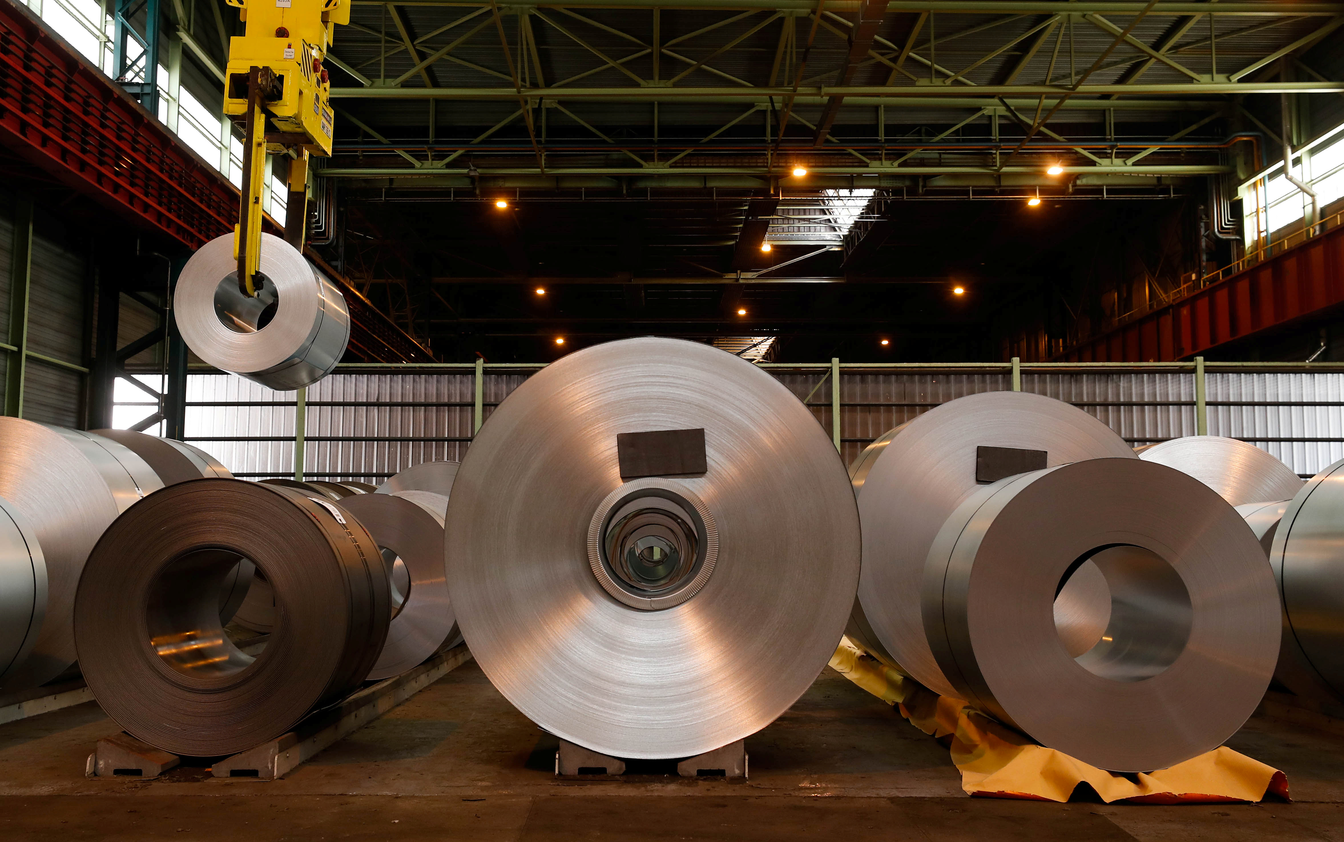 ArcelorMittal y Acerinox registran fuertes caídas y pierden todo lo ganado el martes