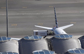 ep aeropuerto de barajas avion aviones pista de despegue y aterrizaje camiones en pista de