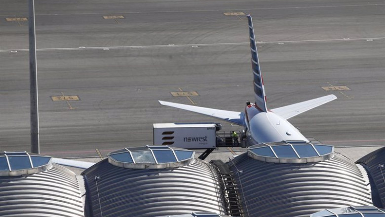 ep aeropuerto de barajas avion aviones pista de despegue y aterrizaje camiones en pista de