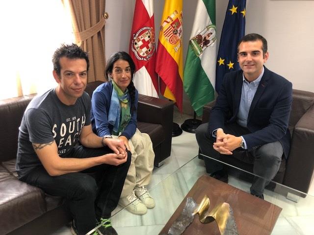 Ángel Cruz y Patricia Ramírez, padres de Gabriel, con el alcalde de Almería | AYTO DE ALMERÍA ep angel cruzpatricia ramirez padresgabriel conalcaldealmeria