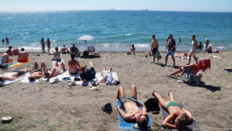 Álex Zea - Europa Press - Archivo ep archivo banistas y turistas disfrutan de un dia en la playa de la malagueta donde hoy se ha