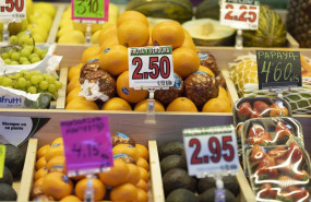 ep archivo   diferentes frutas en una fruteria en un puesto de un mercado a 15 de marzo de 2023 en