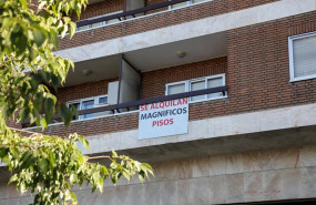 ep archivo   en el balcon de un piso se ve colgado un cartel en el que se lee se alquilan magnificos