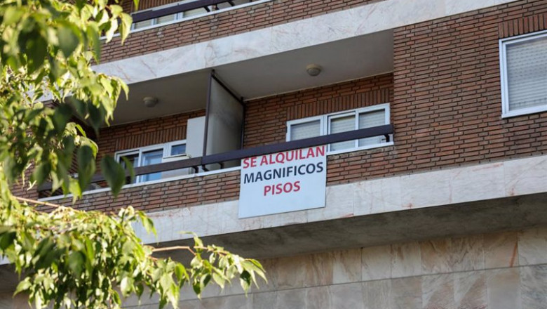 Archivo - En el balcón de un piso, se ve colgado un cartel en el que se lee 'Se alquilan magníficos pisos'. | Jesús Hellín - Europa Press - Archivo ep archivo en el balcon de un piso se ve colgado un cartel en el que se lee se alquilan magnificos