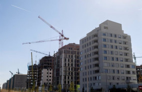 ep archivo   gruas en una zona de construccion de viviendas