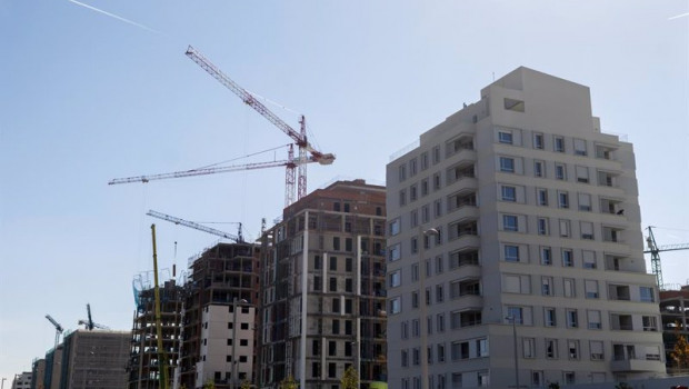 ep archivo   gruas en una zona de construccion de viviendas