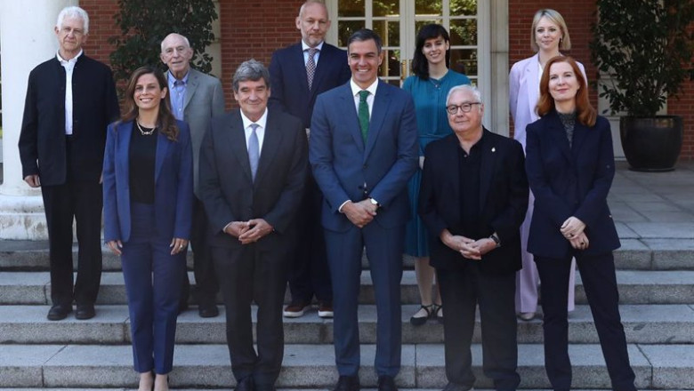 Archivo - Los integrantes del consejo asesor internacional en inteligencia artificial de España junto al presidente del Gobierno, Pedro Sánchez, y al ministro para la Transformación Digital y de la Función Pública, José Luis Escrivá | FERNANDO.CALVO - Archivo ep archivo los integrantes del consejo asesor internacional en inteligencia artificial de espana