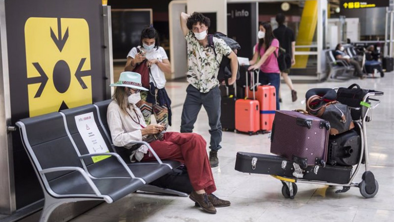 Archivo - Pasajeros de un vuelo procedente de Uruguay a su llegada a las instalaciones de la Terminal T4 del Aeropuerto Adolfo Suárez Madrid-Barajas, a 7 de junio de 2021, en Madrid, (España). | Alejandro Martínez Vélez - Europa Press - Archivo ep archivo pasajeros de un vuelo procedente de uruguay a su llegada a las instalaciones de la