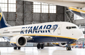 ep archivo   un avion de ryanair durante la inauguracion del nuevo hangar de mantenimiento de