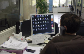 ep archivo   un funcionario en su puesto de trabajo