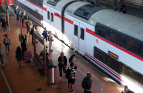 ep archivo   un grupo de personas esperan en un anden de la estacion de puerta de atocha almudena