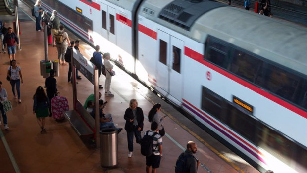 ep archivo   un grupo de personas esperan en un anden de la estacion de puerta de atocha almudena