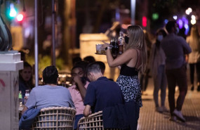 ep archivo una camarera atiende a varias personas en la terraza de un bar ep archivo una camarera atiende a varias personas en la terraza de un bar