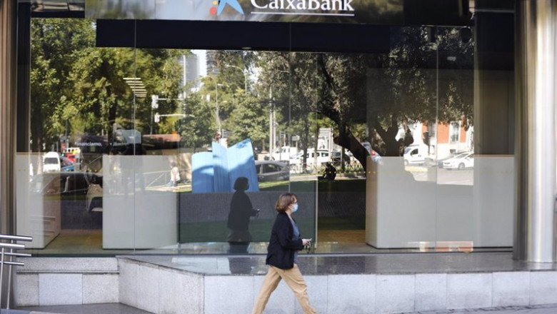 Archivo - Una mujer pasa por al lado de las oficinas de Caixabank en el Paseo Castellana, en Madrid (España) a 4 de septiembre de 2020. | Jesús Hellín - Europa Press - Archivo ep archivo una mujer pasa por al lado de las oficinas de caixabank en el paseo castellana en