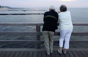 ep archivo   una pareja de personas mayores frente al mar