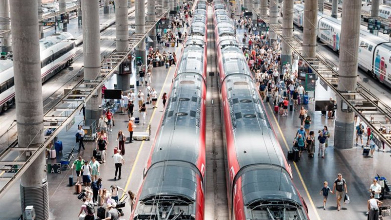 Archivo - Varias personas en los uno de los andenes de la estación Puerta de Atocha-Almudena Grandes, d | Carlos Luján - Europa Press - Archivo ep archivo varias personas en los uno de los andenes de la estacion puerta de atocha almudena