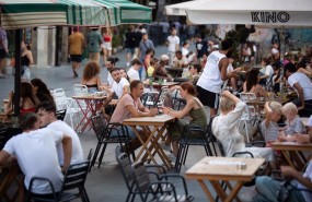 ep archivo   varias personas sentadas en terrazas en la plaza dels ngels del raval en barcelona