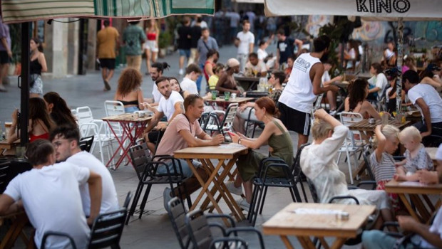 ep archivo   varias personas sentadas en terrazas en la plaza dels ngels del raval en barcelona