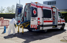 ep bomberos de la comunidad de madrid desinfectan ambulancias de cruz roja utilizadas para trasladar