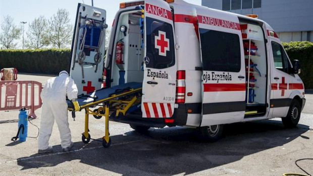 ep bomberos de la comunidad de madrid desinfectan ambulancias de cruz roja utilizadas para trasladar