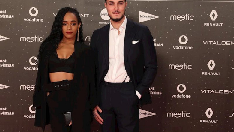 ep carlo costanzia y mel hidalgo en la alfombra roja de los40 music awards